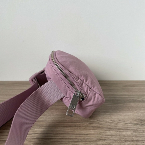 Lululemon Everywhere Belt Bag 1L Pink Taupe New - Picture 2 of 8